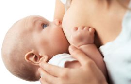 Bebé se alimenta del pecho de su madre.