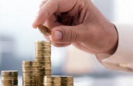 Imagen genérica para columna de Piero Moltdo, Proyecciones PIB 2017. Mano con dinero