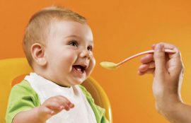 bebé comiendo