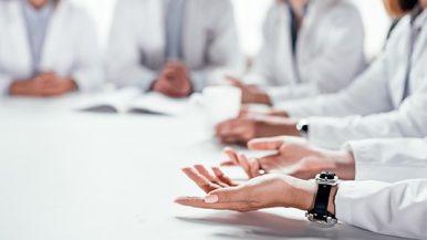 Doctores teniendo una reunión sentados. Portada del curso gestión de calidad y acreditación en salud.