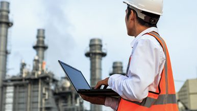 Ingeniero observando fábrica - Portada del Diplomado en Ingeniería Industrial.
